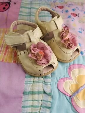 Livie & Luca Light Yellow Leather Sandals with Pink Flower Size 5 Blooms